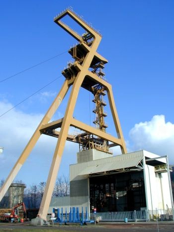 Le puits Cuvelette Nord et son nouveau chevalement install en 1991. Hauteur totale : 58 mtres.
